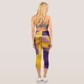 Purple and Gold Abstract Capri Leggings (Rückseite)