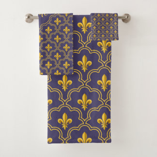 Purple and gold fleur-de-lys quatrefoil pattern badhandtuch set
