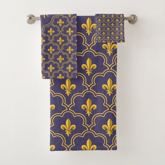 Purple and gold fleur-de-lys quatrefoil pattern badhandtuch set (Insitu)