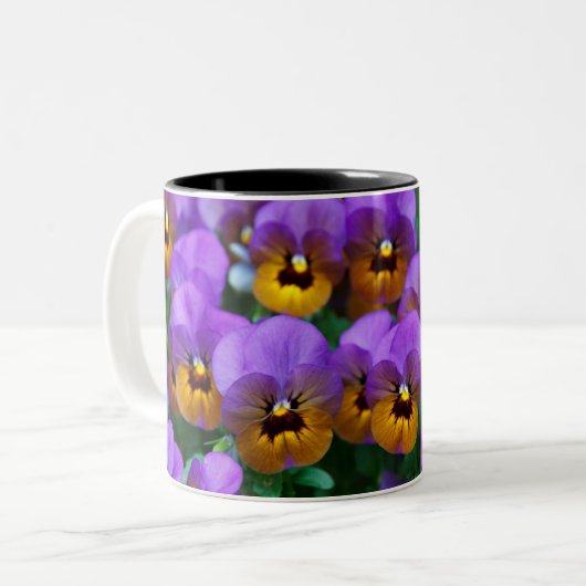Purple and Gold Pansies Zweifarbige Tasse (Vorderseite Links)