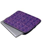 Purple and Pink Doodle Laptop Sleeve – Abstract Ar (Vorne Knopf)