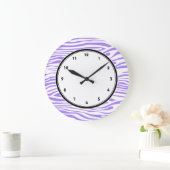 Purple and white Zebra stripes pattern Große Wanduhr (Zuhause)