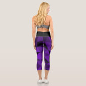 Purple black geometric mesh pattern capri leggings (Rückseite)
