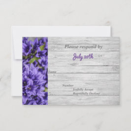 Purple Blumen auf Grau Wood Country Wedding UAWG RSVP Karte