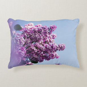 PURPLE-BLUMEN UNTER DEM SCHÖNEN HIMMEL DEKOKISSEN