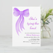 Purple Bow She's Tying the Knot Bridal Shower Einladung (Stehend Vorderseite)