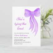 Purple Bow She's Tying the Knot Bridal Shower  Einladung (Stehend Vorderseite)