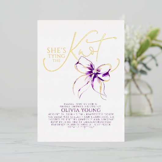 Purple Bow She's Tying The Knot Bridal Shower Folieneinladung (Stehend vorne)