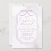 Purple Bow Watercolor Bridal Shower Einladung (Vorderseite)