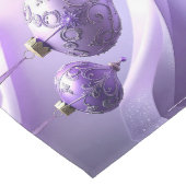 Purple Christmas Ball Holiday Table Runner Mittelgroßer Tischläufer (Ecke)
