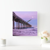 Purple dawn over pier, California Quadratische Wanduhr (Zuhause)