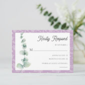 Purple Eucalyptus Floral Wedding RSVP Card Einladung (Stehend Vorderseite)