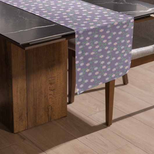 Purple Floral Birthday Kurzer Tischläufer