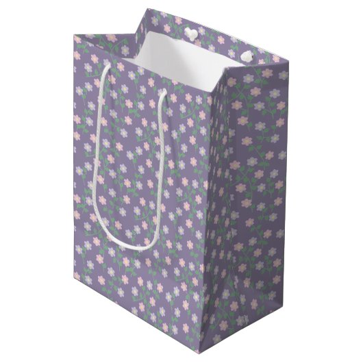 Purple Floral Birthday Mittlere Geschenktüte (Vorderseite Schrägansicht)