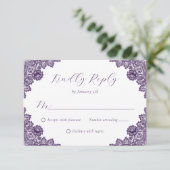 Purple Floral Lace Rustic Burlap Hearts Wedding RSVP Karte (Stehend Vorderseite)