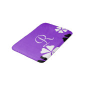 Purple Floral Monogrammed Plush Badematte (Schrägansicht)