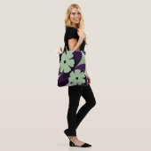 Purple Floral Tote Bag – Modern Minimal Design Tasche (Am Model)