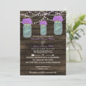 Purple Flowers Mason Jars Barn Wood Wedding Einladung (Stehend Vorderseite)