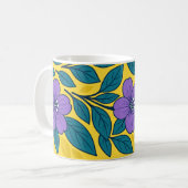 Purple Flowers & Teal Leaves on Yellow Background Kaffeetasse (Vorderseite Links)