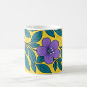 Purple Flowers & Teal Leaves on Yellow Background Kaffeetasse (Mittel)