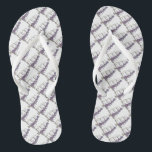 Purple Flowers Wedding Cake Bridesmaid Bride Badesandalen<br><div class="desc">Flip Flops zeigen eine originelle Marker-Abbildung eines gestuften Hochzeitskuchens, der mit farbenfrohen violetten Blumen geschmückt ist. Macht ein perfektes Geschenk für eure Brautmädchen! Diese Abbildung ist auch auf anderen Produkten verfügbar. Sehen Sie nicht, wonach Sie suchen? Brauchen Sie Hilfe bei der Anpassung? Kontaktieren Sie Rebecca, um etwas für Sie entworfen...</div>