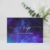 Purple Galaxy Wedding | Starry Night Celestial RSVP Karte (Stehend Vorderseite)