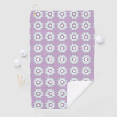Purple geometric floral patterned golfhandtuch (Insitu)