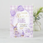 Purple Gingham Bow Bunny Tea Party Third Birthday Einladung (Stehend Vorderseite)