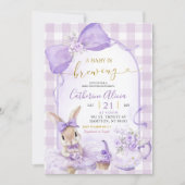 Purple Gingham Coquette Bunny Brew Tea Baby Shower Einladung (Vorderseite)