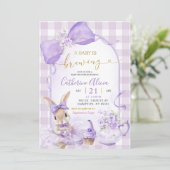 Purple Gingham Coquette Bunny Brew Tea Baby Shower Einladung (Stehend Vorderseite)
