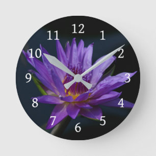 Purple Lotus Waterlily Runde Wanduhr