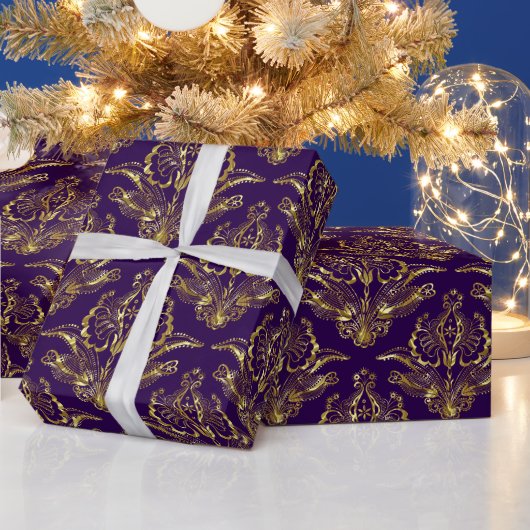 Purple & Metallic Gold Look Floral Damasks Pattern Geschenkpapier (Feiertage)