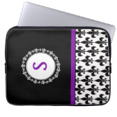 Purple Monogrammed Fleur de Lis Laptopschutzhülle (Vorderseite)