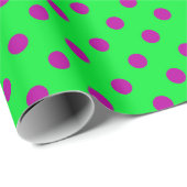 Purple On Green Polka Dots Pattern Design  Geschenkpapier (Rolleneckpunkt)