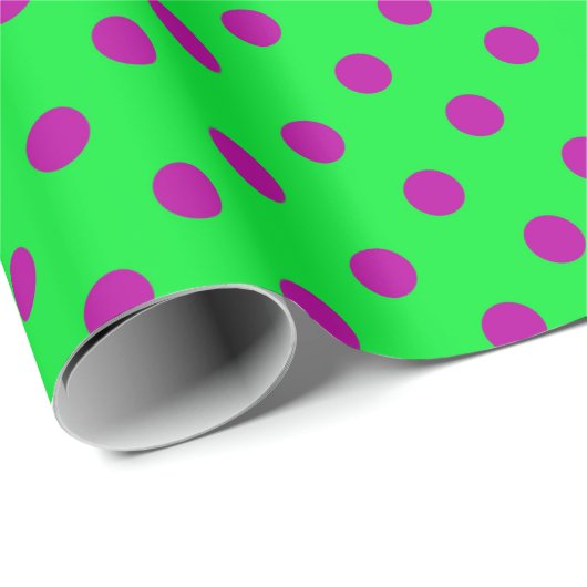 Purple On Green Polka Dots Pattern Design Geschenkpapier (Rolleneckpunkt)