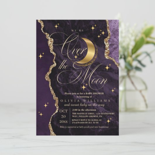 Purple Over the Moon Gold Stars Baby Shower Einladung (Stehend Vorderseite)