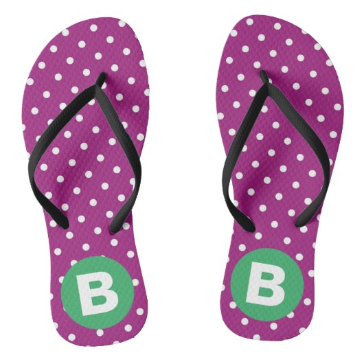 Purple Polka Dot Pattern Green Monogram Badesandalen (Fußbett)