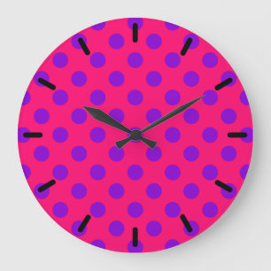 Purple polka dots on cerise große wanduhr