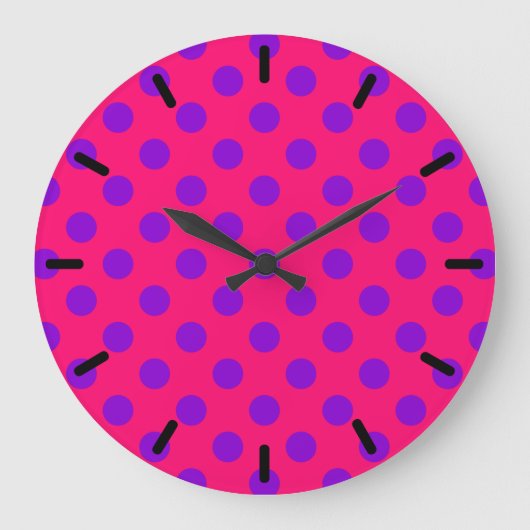 Purple polka dots on cerise große wanduhr (Vorderseite)