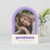 Purple Retro Striped Arch Graduation Announcement Einladung (Stehend Vorderseite)