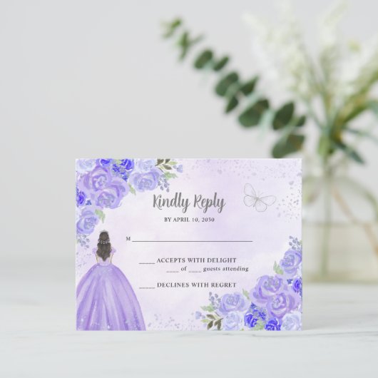 Purple Silver Floral Princess Quinceañera RSVP Postkarte (Stehend Vorderseite)