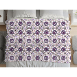 Purple, white and gray geometric mandala pattern fleecedecke