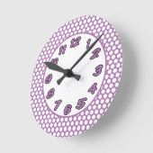 Purple & White Polka Dots Runde Wanduhr (Winkel)