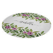 Purpurblumen, Grünpflanzen und Typografie-Quelle Schneidebrett (Ecke)