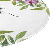 Purpurblumen, Grünpflanzen und Typografie-Quelle Schneidebrett (Ecke)