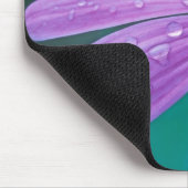 Purpurkegelblume mit Wassertropfen Mousepad (Ecke)