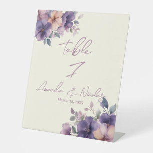 Purpurrosa Blume auf der Hochzeitsszene-Tischnumme Sockelschild