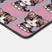 Purr-süßer Chibi Kawaii Kitten in Pink Schreibtischunterlage (Ecke)
