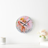 Purty Pig in einer Kleiderbühne Runde Wanduhr (Zuhause)