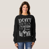 Push mich oder ich halte ein Glas oder Wein. Sweatshirt (Vorne ganz)